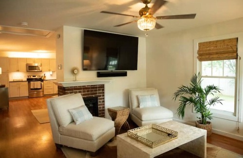Villa Heights House | Pet Friendly Cozy NoDa Bungalow with Fenced in Backyard