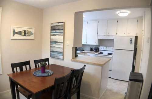 Amazon House | Pet Friendly, Cozy Orchard House, blocks from the University of Oregon