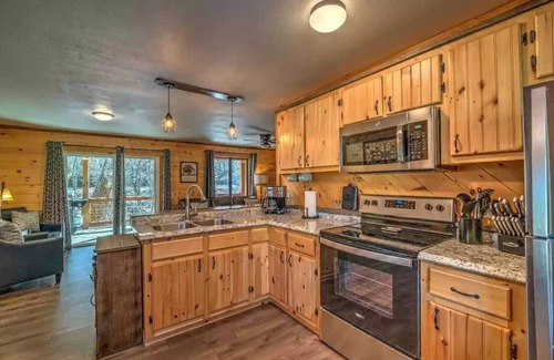 Mineral Bluff Cabin | Pet Friendly Creekside Cabin w/Hot Tub & Fire Pit!
