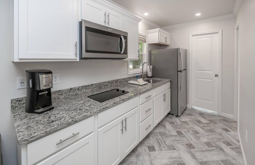 Singers Glen Cottage | Pet-Friendly Deluxe Cabin at Endless Caverns - Escape to Endless Caverns Resort