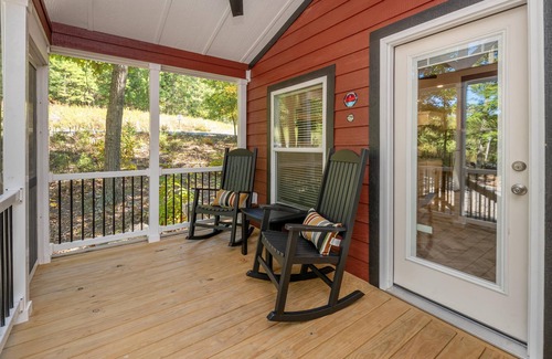 Singers Glen Cottage | Pet-Friendly Deluxe Cabin at Endless Caverns - Escape to Endless Caverns Resort