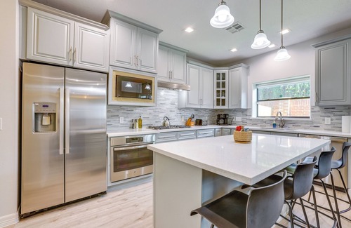 Greater Fondren Southwest Condo | Pet-Friendly Duplex Unit in Southwest Houston