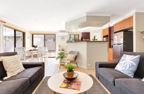 Caloundra West House | Pet friendly family home w pool