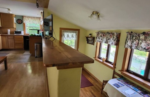 Town of New Baltimore Cottage | Pet Friendly Fenced Yard Hot Tub Romantic