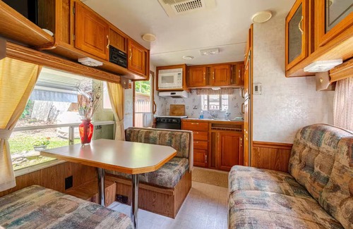 Town of New Baltimore House | Pet Friendly Glamping Hot Tub Fire Pit Patio