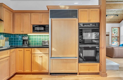 Alpine Meadows House | Pet-Friendly Home: Deck, 1 Mile to Alpine Meadows