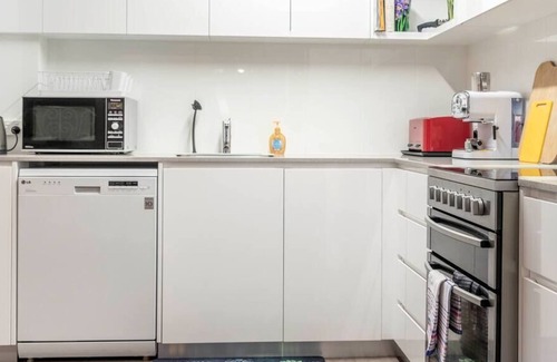 Watson Apartment | PET FRIENDLY HOME // POOL & PARKING// TENNIS COURT