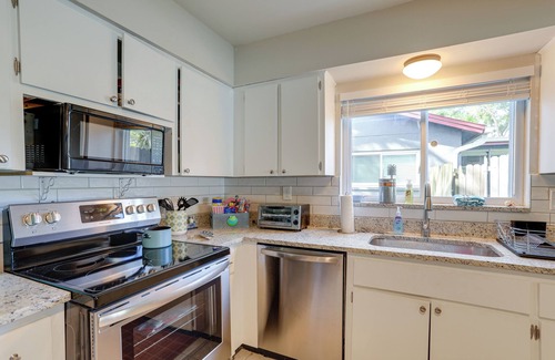Palm Harbor Cottage | Pet-friendly Home w/Pool in Palm Harbor!
