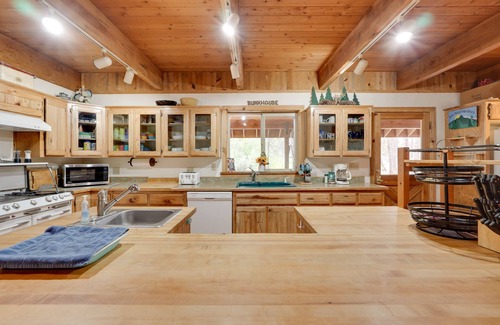 Fort Klamath House | Pet-Friendly House w/Deck: Near Crater Lake!