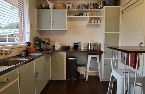 Watson House | Pet Friendly Inner City Comfort. Coffee Food Shops a 2min Walk