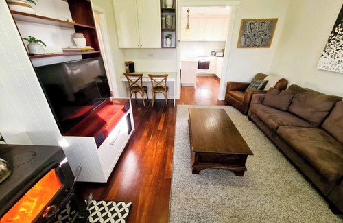 Waroona House | Pet-friendly Jarrah Cottage, a cosy home with spacious block located in Waroona.