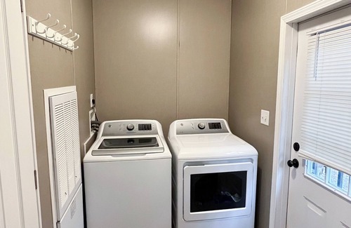 Macon House | Pet Friendly Lake Gaston Home with Neighborhood Beach & Boat Ramp Access
