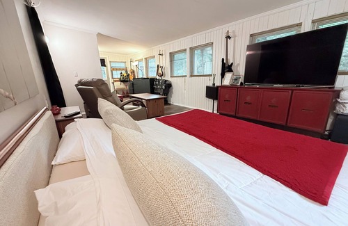 Anderson Bed & Breakfast | Pet-Friendly Lakefront Suite w/Dock, Canoe, Firepit & More