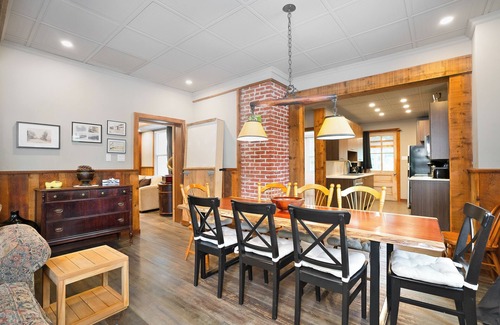 La Macaza Ski Chalet | Pet Friendly Large Group Chalet w Private Beach|10p Hot Tub|Kayaks|