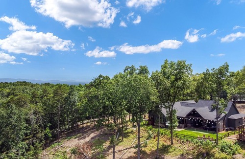 Ranger Cabin | Pet Friendly, New Construction/Mtn Views/Hot Tub/Game Room/Outdoor Kitchen