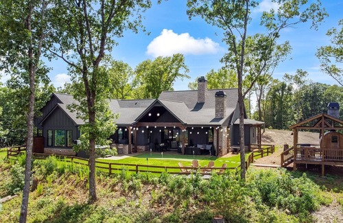 Ranger Cabin | Pet Friendly, New Construction/Mtn Views/Hot Tub/Game Room/Outdoor Kitchen