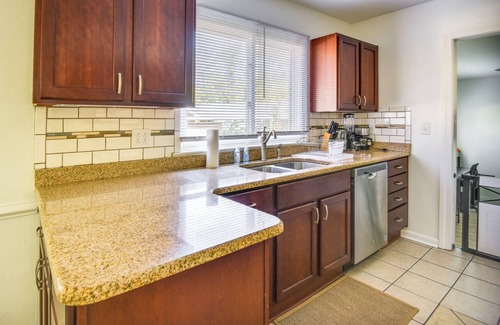 Norfolk - Virginia Beach House | Pet-Friendly Norfolk Retreat ~ 7 Mi to Beach!