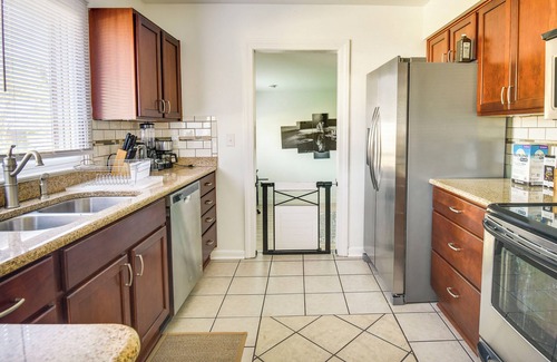 Norfolk - Virginia Beach House | Pet-Friendly Norfolk Retreat ~ 7 Mi to Beach!