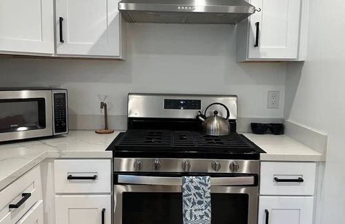 Longfellow Apartment | Pet-Friendly North Oakland Sanctuary