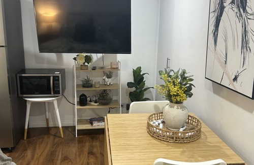 Halekulani Apartment | Pet friendly private studio, walking distance to lake