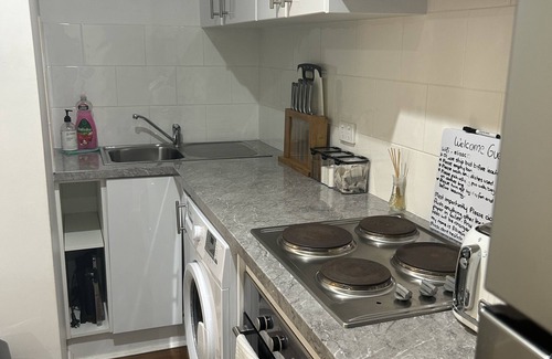 Halekulani Apartment | Pet friendly private studio, walking distance to lake