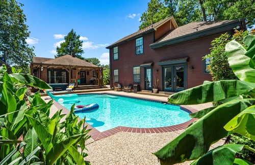 Dallas House | Pet Friendly, Private Backyard with Pool and Hot Tub close to all attractions