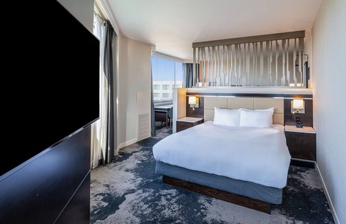 Redwood Shores Hotel | Pet-friendly Property w/Pool, Junior King Suite at Grand Bay San Francisco Hotel