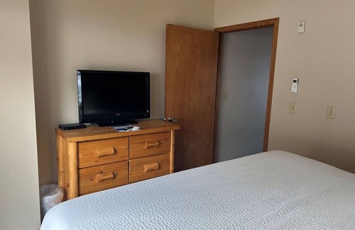 Iron Mountain Hotel | Pet-Friendly Room with Indoor Swimming Pool - Ideal for Adventure Seekers