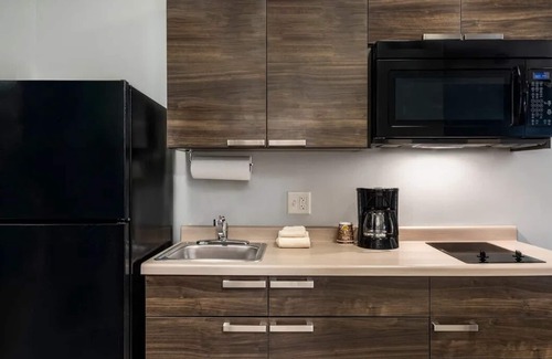 Pooler Hotel | Pet-Friendly Room w/Kitchen, Free Parking, Breakfast Available