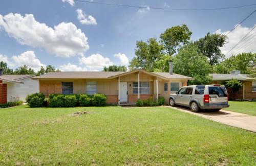 Sachse House | Pet-Friendly Sachse Home Large Fenced Yard