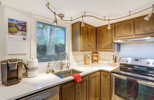 Inglewood House | Pet-Friendly Sammamish Home w/Deck ~ 3 Mi to Lake