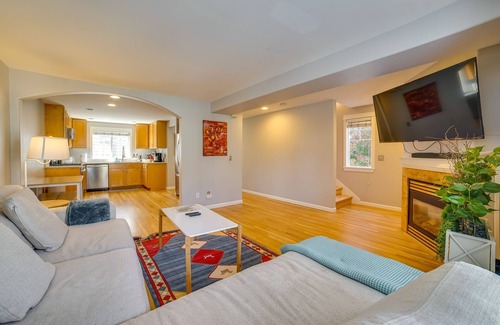 Licton Springs House | Pet-Friendly Seattle Townhome < 1 Mile to Lake!