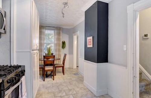 South Side Slopes House | Pet Friendly Southside 3-bedroom house with WiFi & AC Near Downtown