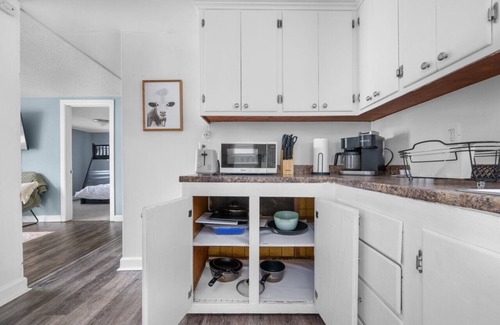 Silvis House | Pet Friendly & Spacious 3 BR in Silvis + Garage