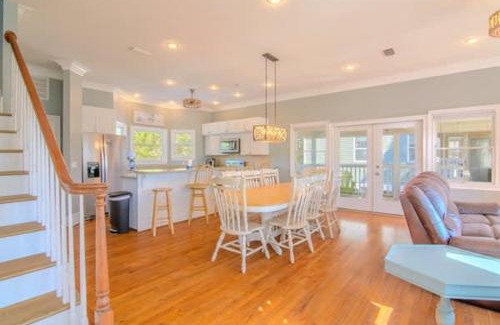Plantation House | Pet Friendly- St George Island Sleeps 13- Pool
