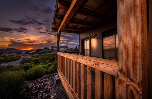 Tombstone Cabin | *Pet Friendly* Step back in time but with free WIFI @ Miners Cabin#6 (KING Bed)