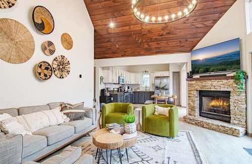 Waynesville Cabin | Pet friendly Stunning Mountain Cabin
