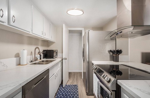Glendale House | Pet Friendly Townhome with New Furnishings and Private enclosed Patio.