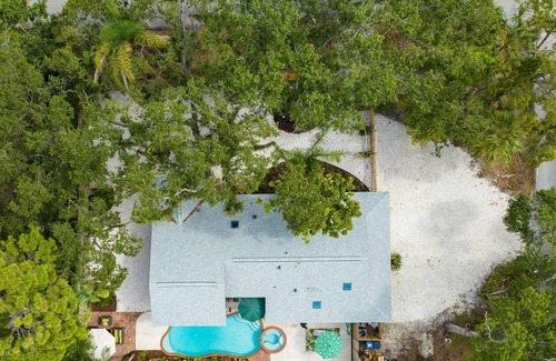 Sarasota Springs Villa | Pet Friendly Tropical Villa, Heated Salt Pool