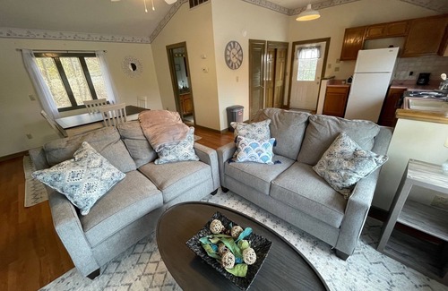 Albany Cottage | Pet Friendly Vacation Rental w/hot tub on 6-Acre Lake near Hocking Hills