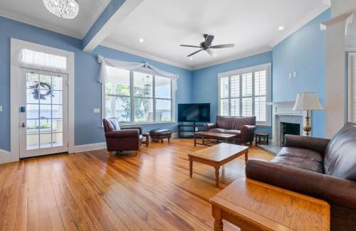 Palatka House | Pet friendly water front home in Palatka South Historic District with private dock that sleeps 8