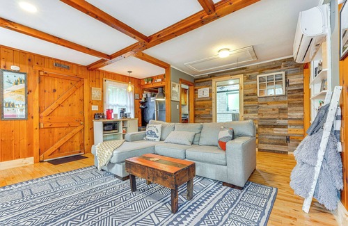 Wilmington Cabin | Pet-Friendly Wilmington Retreat w/Hot Tub!