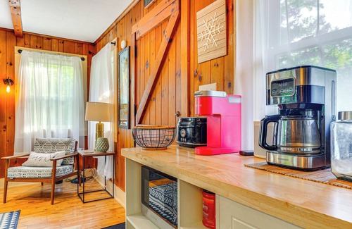 Wilmington Cabin | Pet-Friendly Wilmington Retreat w/Hot Tub!