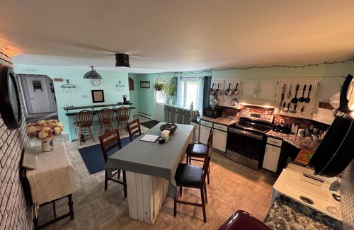 Monroe House | Pet’s stay Free! Hot tub Getaway.