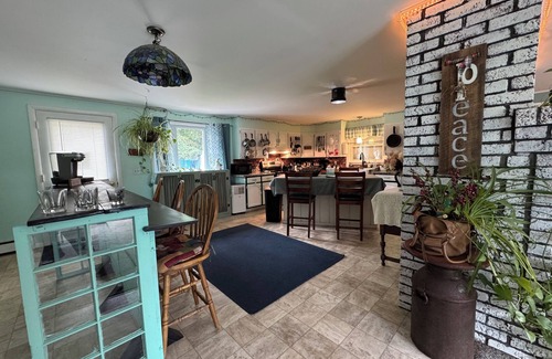 Monroe House | Pet’s stay Free! Hot tub Getaway.