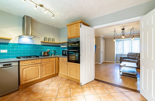 Peterborough House | Peterborough Contractors,6Beds,2Baths,Free Parking6