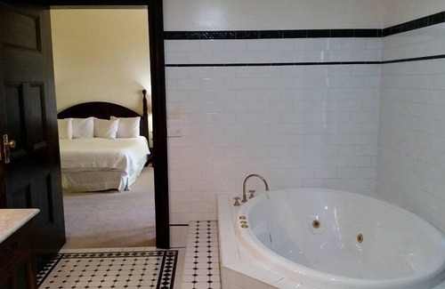 Armidale House | Petersons Armidale Winery & Guesthouse