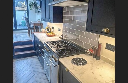 Guildford House | PetFriendly- Sleeps 6- PrivateGarden- FreeParking
