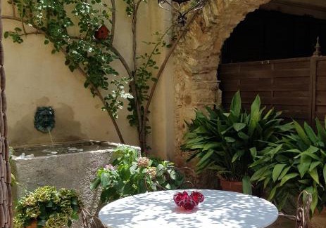 Pals Apartment | Petit apartament amb pati al poble de Pals