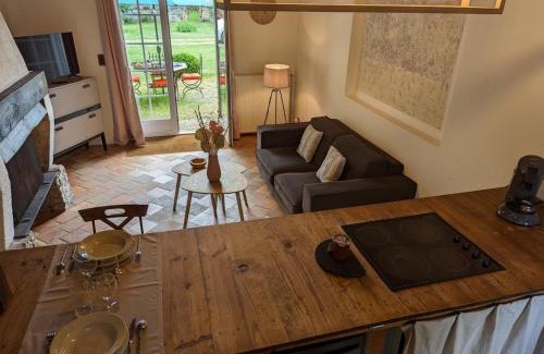 Chadurie House | Petit gîte romantique avec piscine couverte, jardin et animaux, proche de la nature à Chadurie - FR-1-653-234